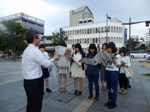 
歩道の石畳化を見学