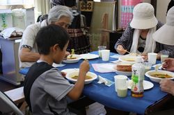  スープカレーを試食中